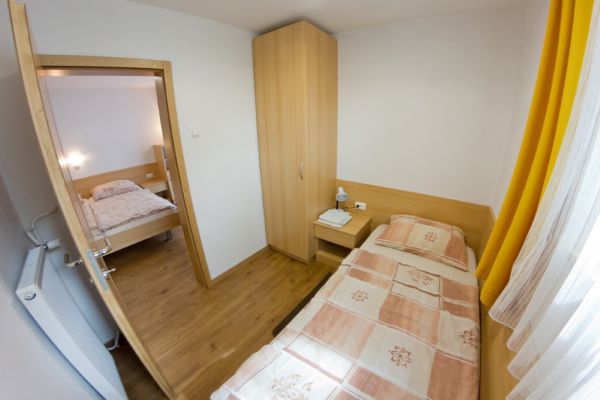 sobe-zimmer-rooms-drinovec-naklo-pri-kranju-2-of-8-customA7220EEC-48FD-928F-F13F-582BD572A15B.jpg